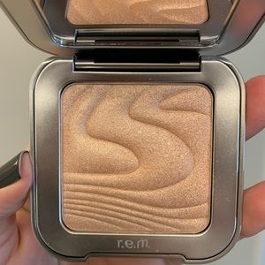 REM BEAUTY HIGHLIGHTER TOPPER MISS MERCURY
